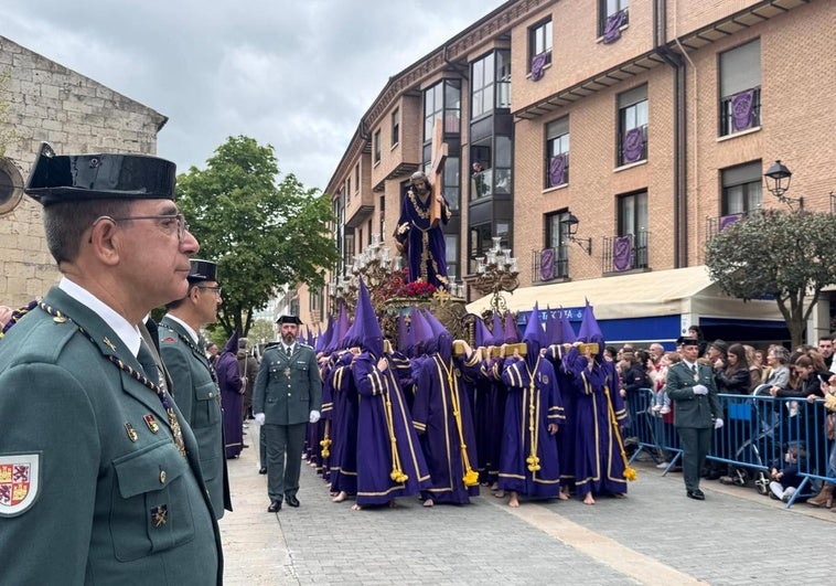 Los nazarenos desafían a la lluvia, pero con prudencia